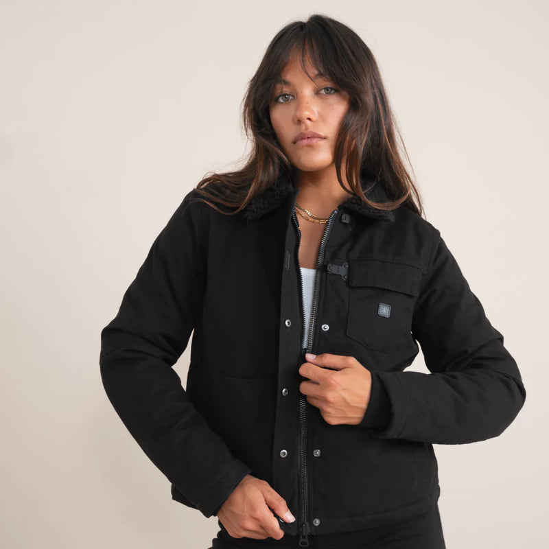Chaqueta color negro con cuello de polar.