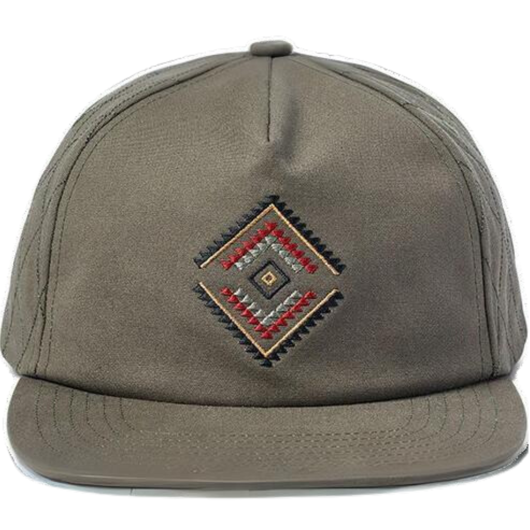 Jockey 5 panel color gris con diseño frontal de triángulos rojos, negros, celeste y amarillo.