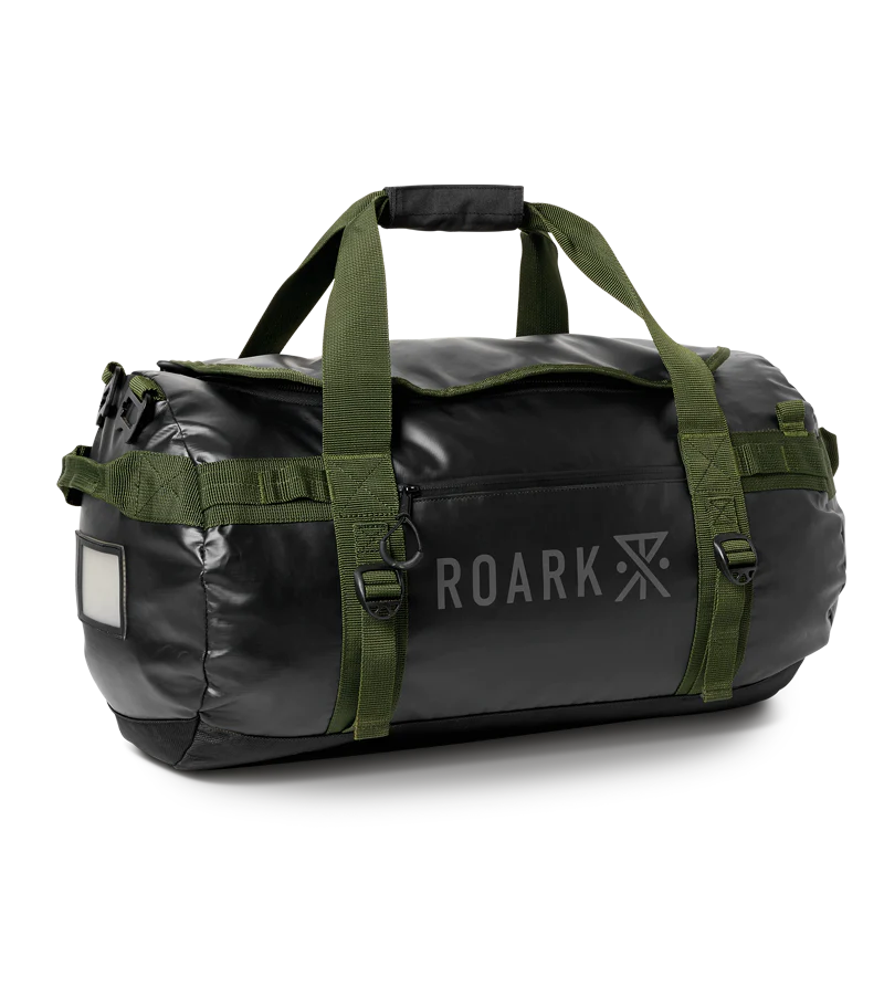Bolso de 60 litros color negro y asas color verde.