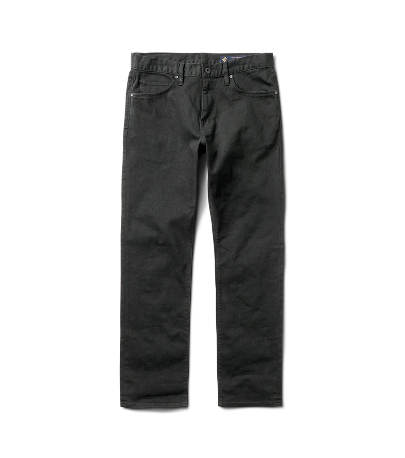 Pantalón negro con cinturón elástico.