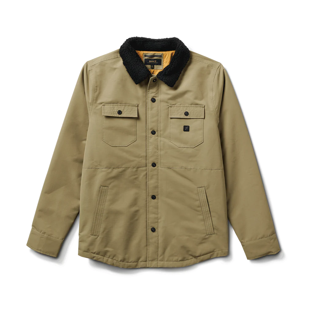 Chaqueta color verde sucio con cuello de polar negro.