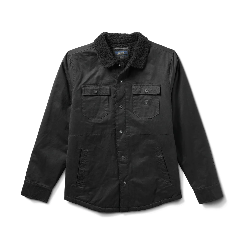 Chaqueta color negro con cuello de polar color negro.