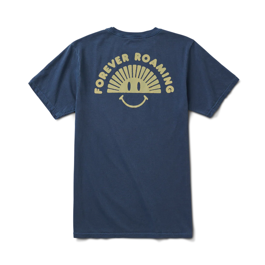 Polera color azul con diseño trasero "Forever Roaming".
