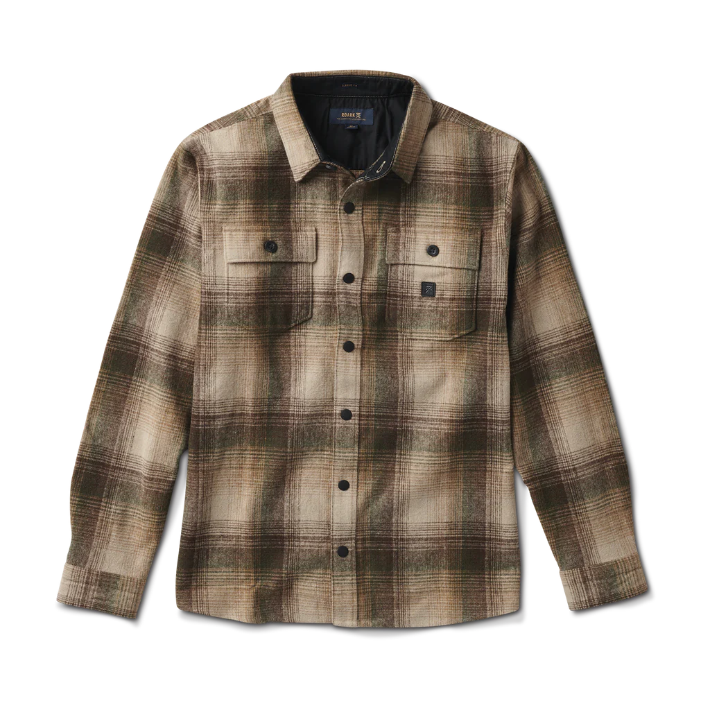 Chaqueta delgada color arena con un diseño a cuadros color khaki oscuro.