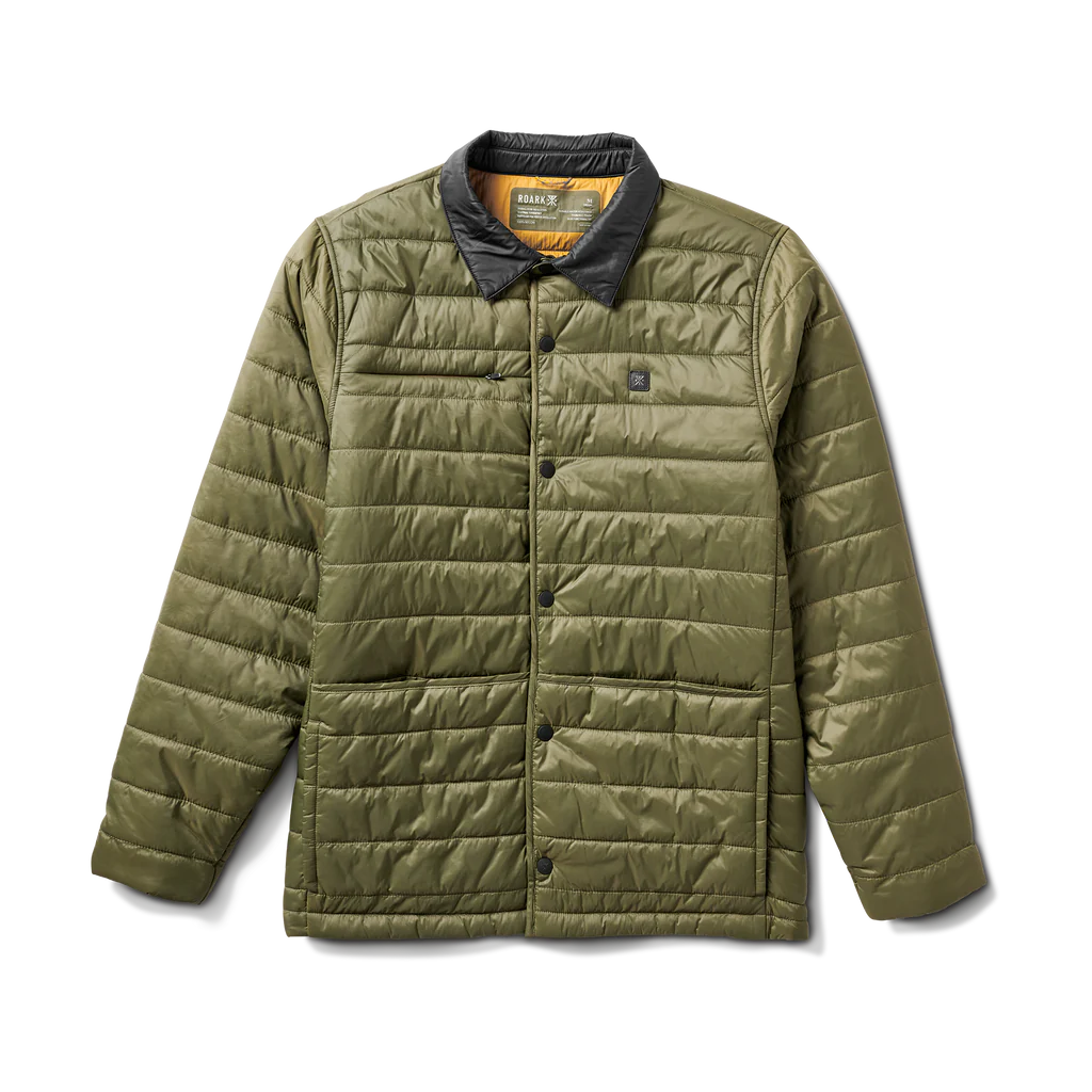 Parka color verde militar con cuello color negro.
