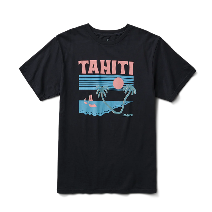 Polera negra con el dibujo de una playa con palmeras, la palabra Tahiti y Roark