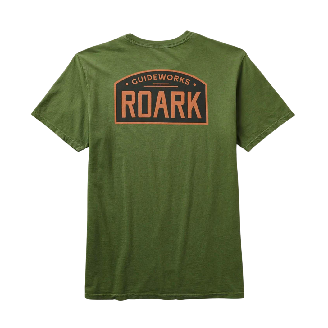 Polera color verde con diseño trasero "GuideWorks".