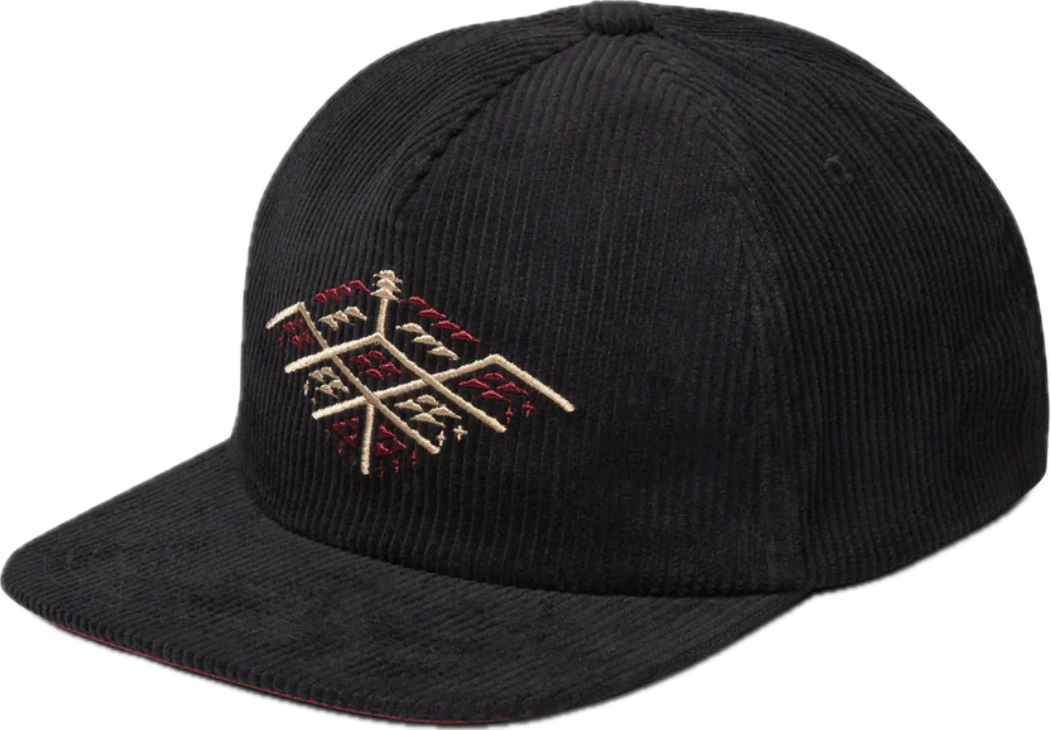 Jockey 5 panel color negro con diseño frontal de triángulos rojo y blanco.