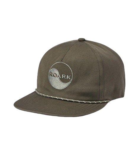 Jockey 5 panel color verde militar con un diseño de balance.