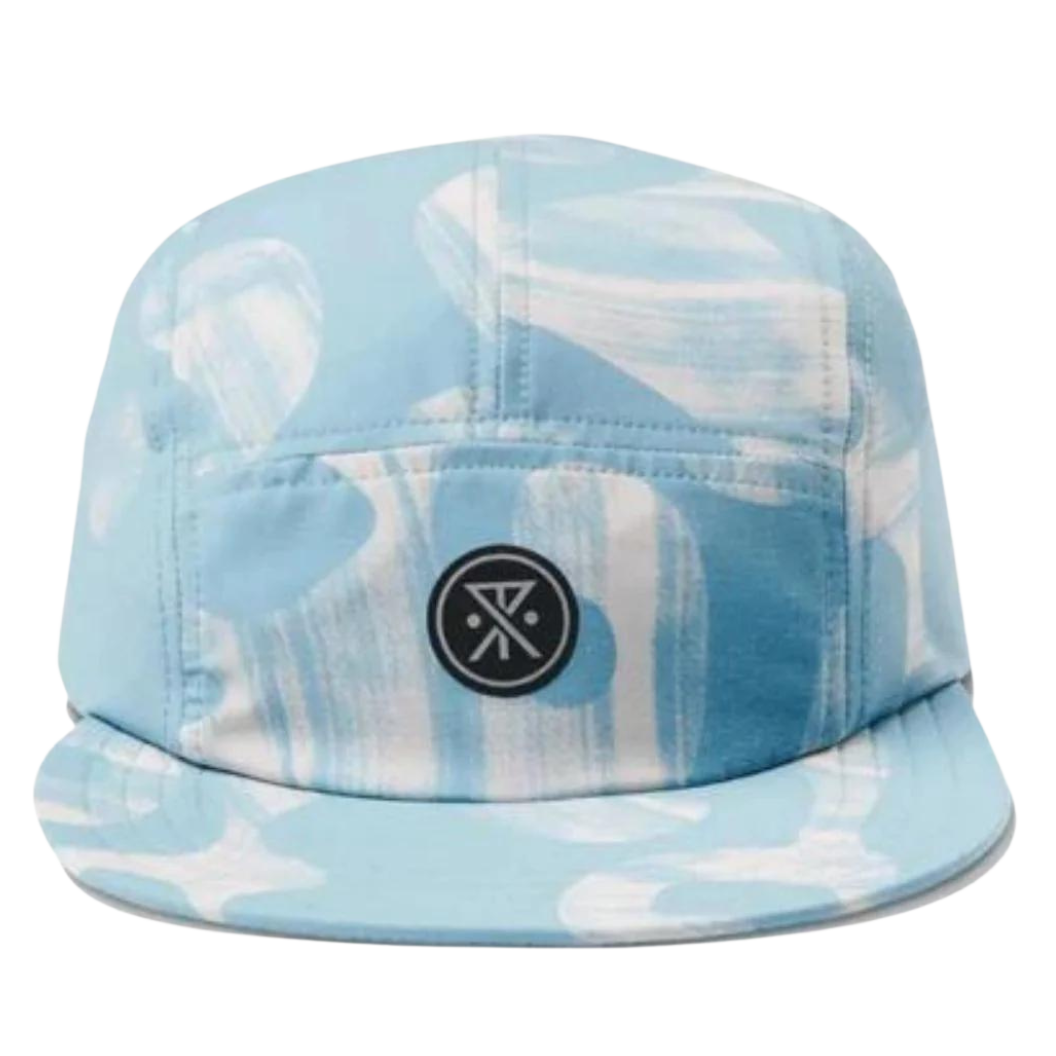 Jockey 6 panel color celeste con patrones en blanco.