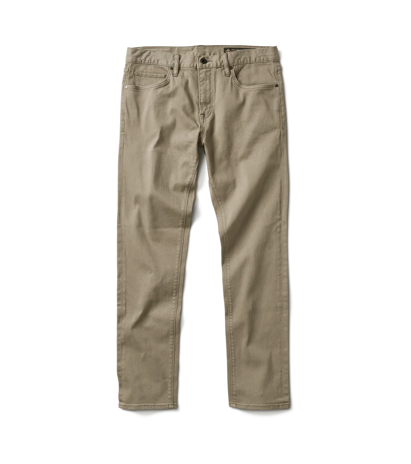Pantalón color gris con cinturón elástico.