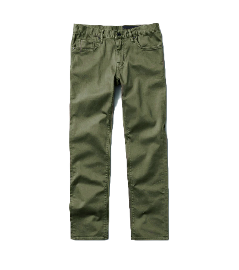 Pantalón verde militar con cinturón elástico.