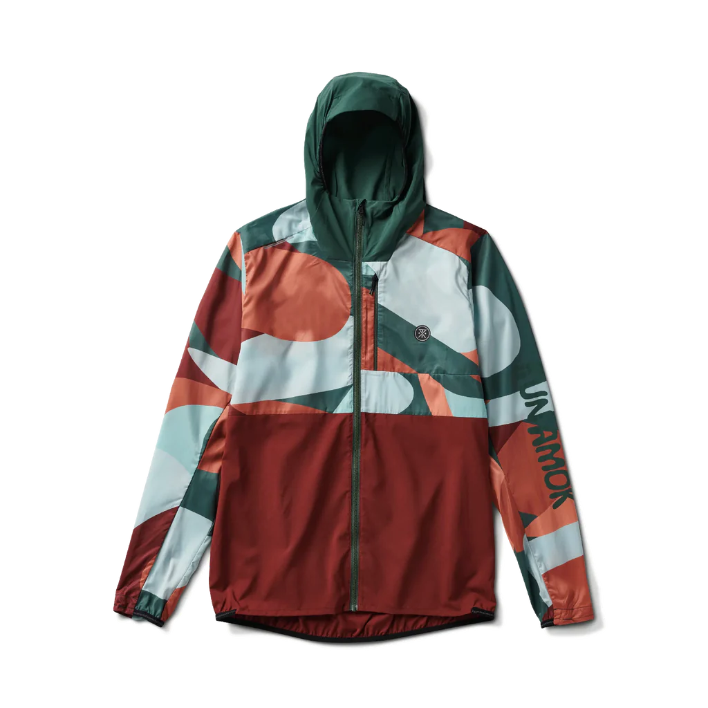 Chaqueta con capucha y un diseño Run Amok en naranjo, blanco, rojo y verde.