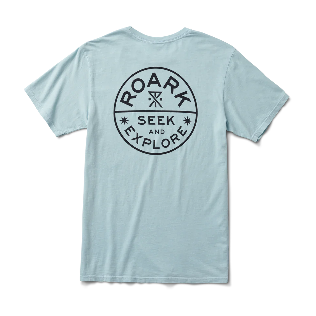 Polera color celeste con diseño trasero "Seek and Explore".