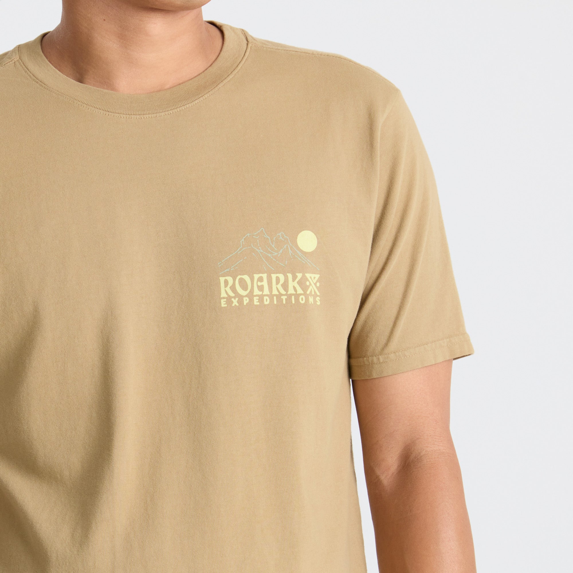 POLERA PREMIUM FOREVER ROAMING KAHKI