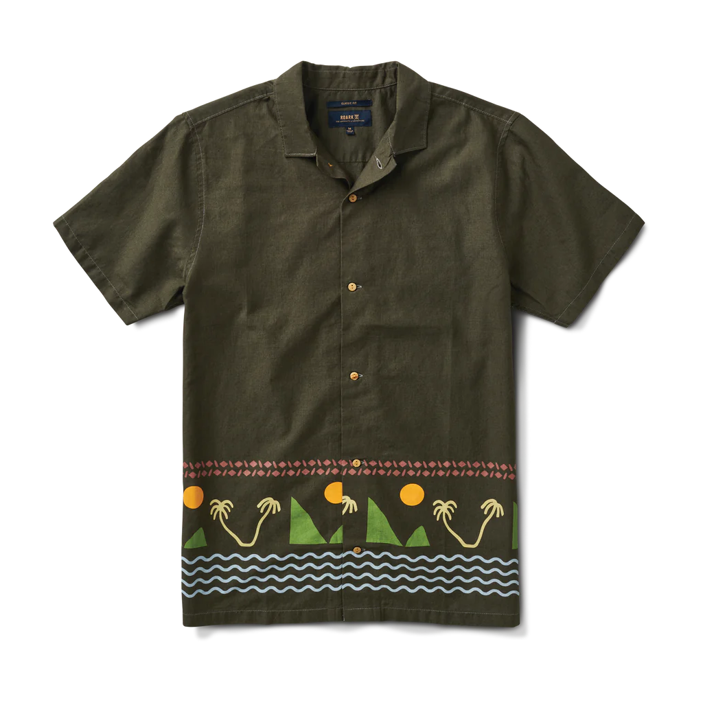 Camisa manga corta color verde militar con un diseño inferior de islas minimalistas.