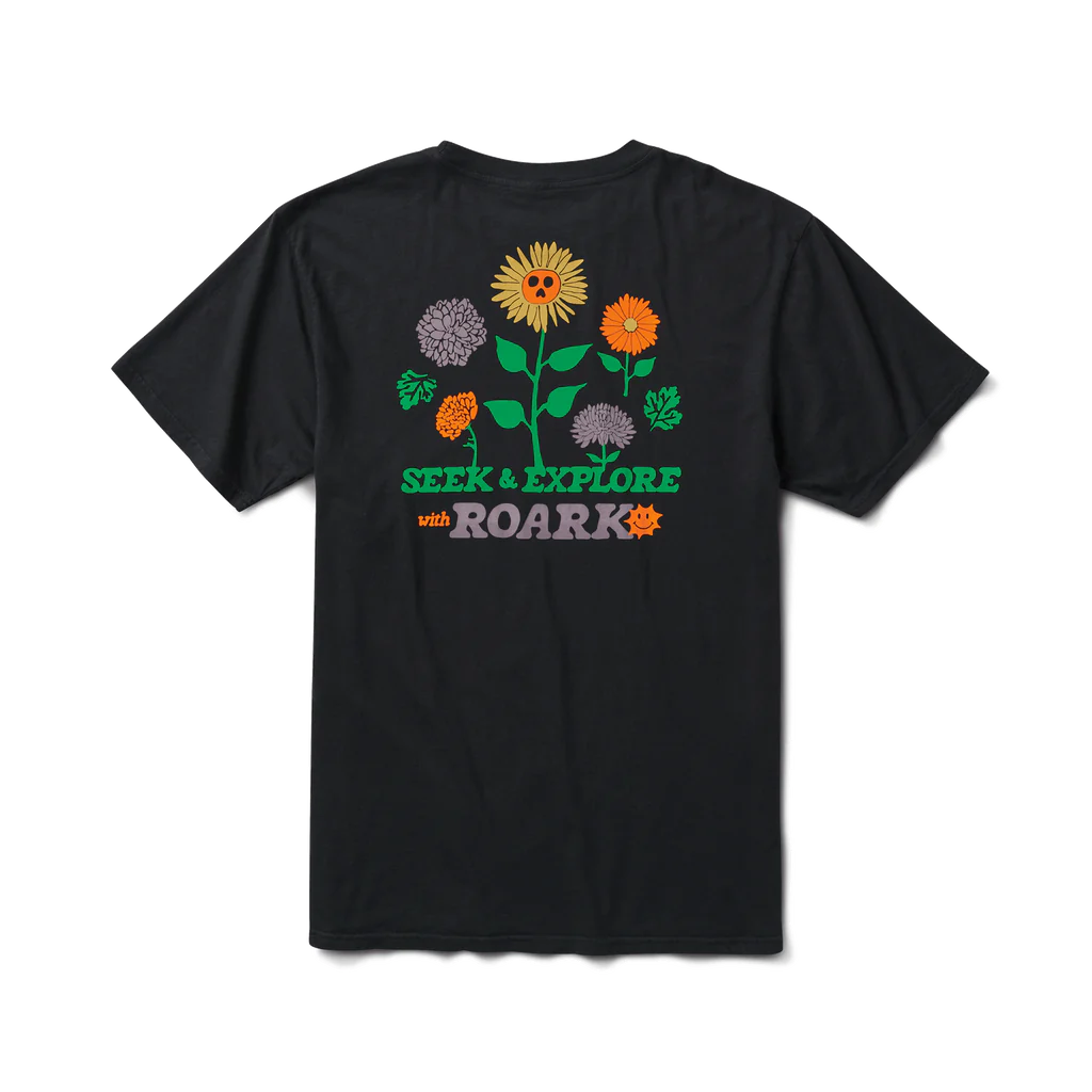 Polera color negro con diseño trasero floral "Seek & Explore".