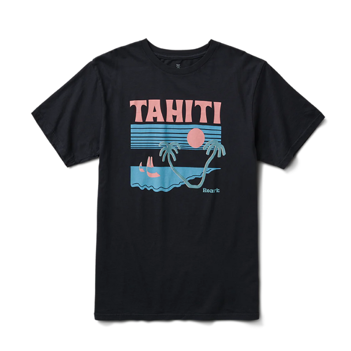 Polera negra con el dibujo de una playa con palmeras,  la palabra Tahiti y Roark