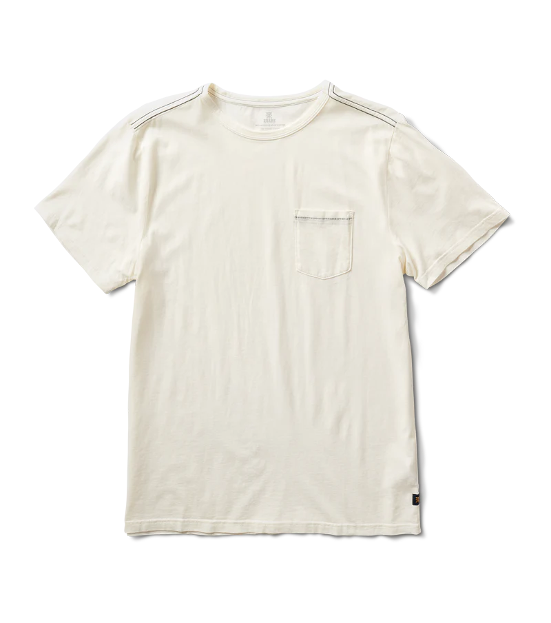 Polera color blanco con bolsillo delantero.