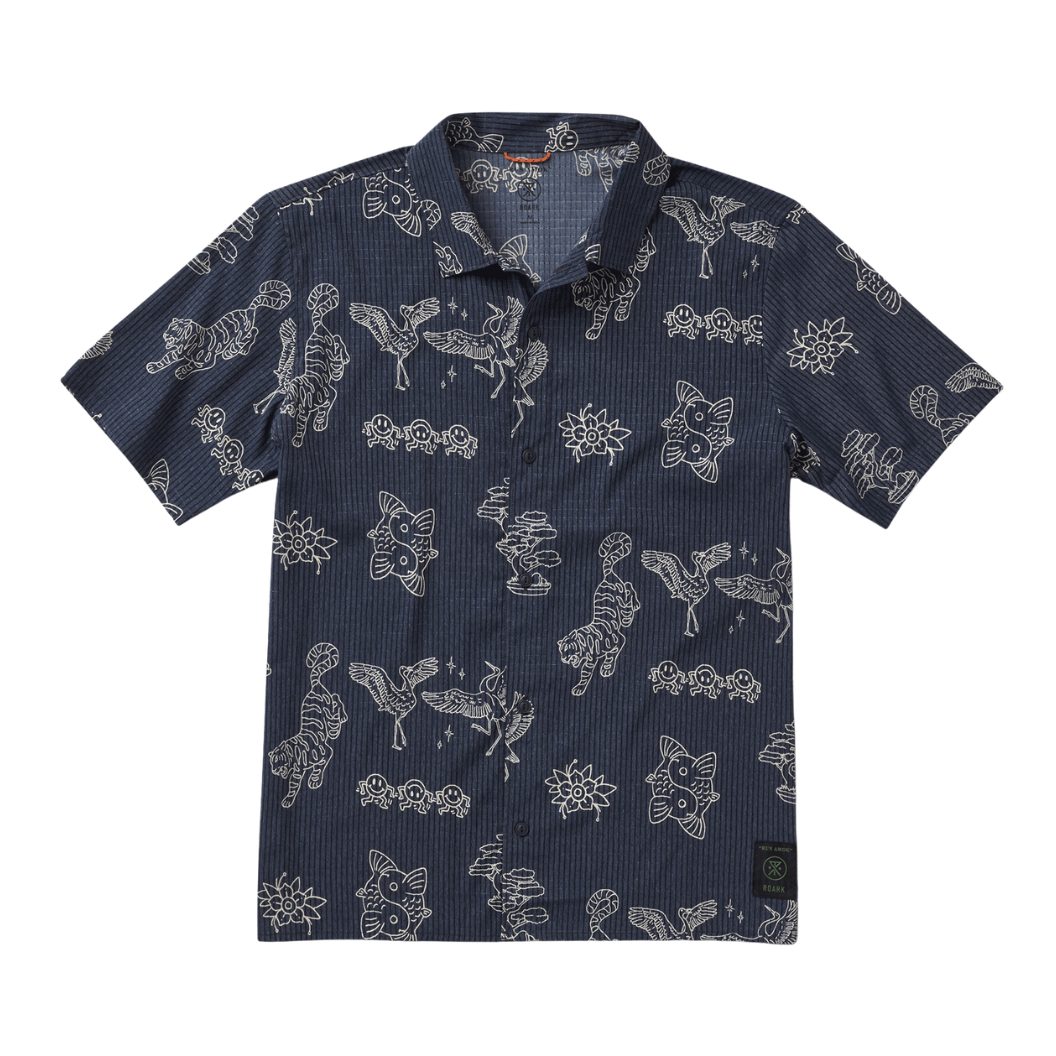 Camisa manga corta color azul oscuro con diseño de animales (peces, tigres, aves) y flores.