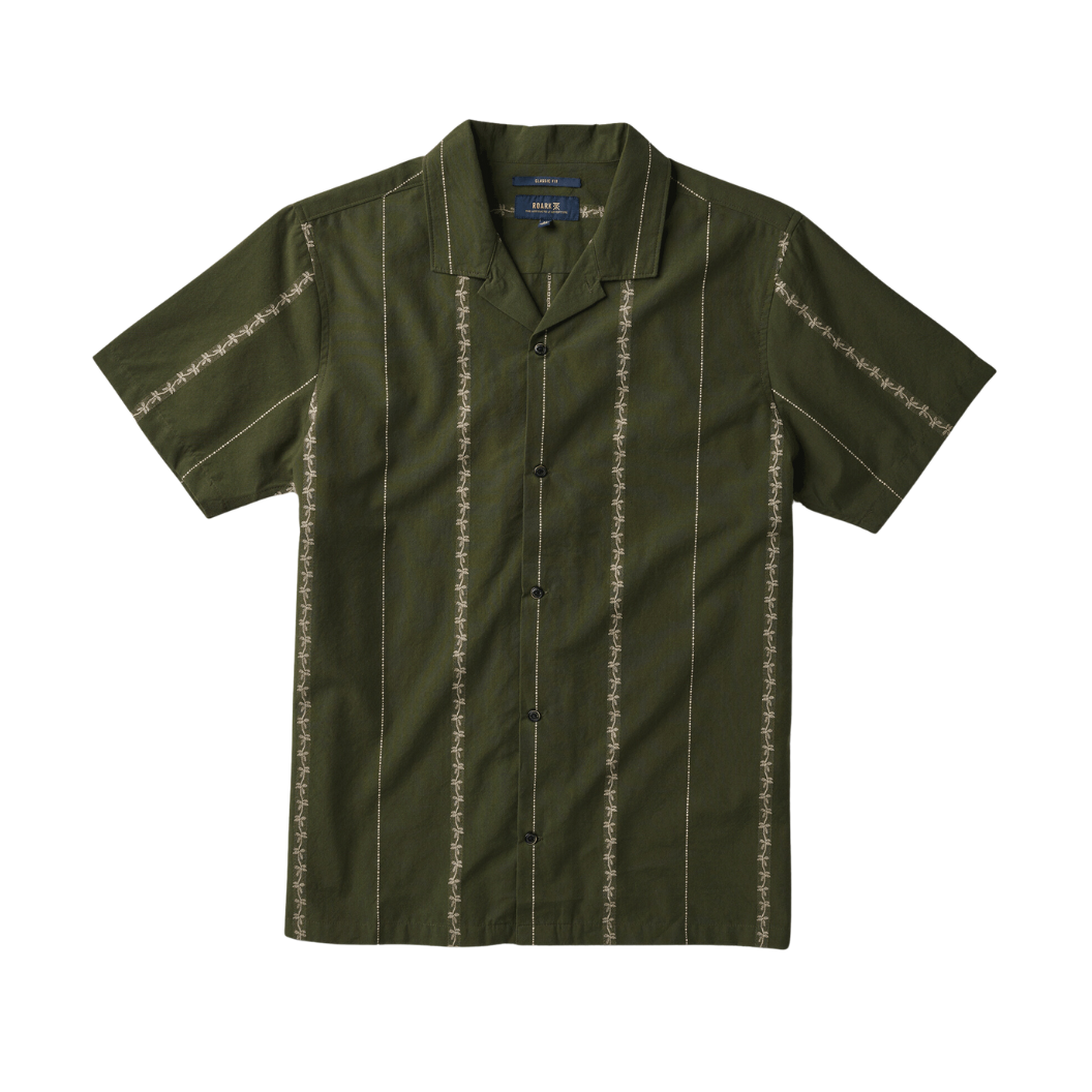 Camisa manga corta color verde militar con lineas blancas, de diferentes grosores y diseños, espaciadas entre sí.